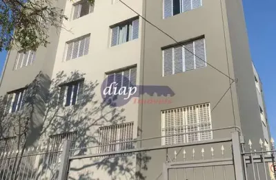 Lindo apartamento com 55 m2 divididos em 2 quartos, sala com 2 ambientes, cozinha com armários de madeira de lei, banheiro todo reformado com porcelan