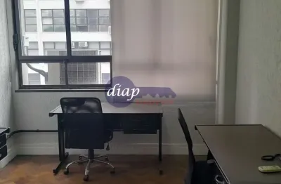 Sala comercial reformada, móveis para utilização caso necessário, parte elétrica totalmente reformada, próximo da rua 25 de março e a 300m do metrô sé