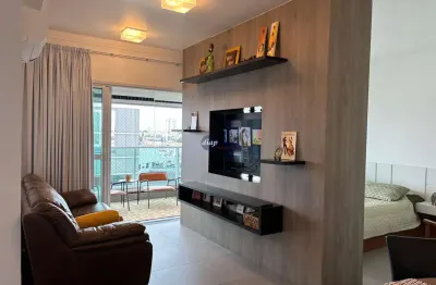 Lindo apartamento com 1 dormitório, cozinha planejada, sala, varanda, lavanderia, banheiro e 2 vagas de garagem.  imóvel em andar alto, com móveis pla