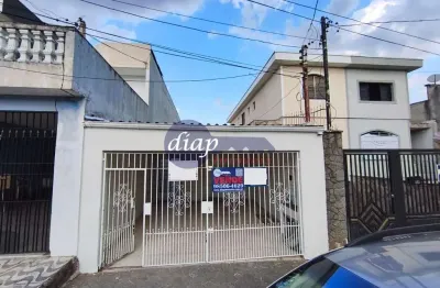 Casa térrea com sala, 1 dormitório, cozinha, edícula com uma suíte, lavanderia, corredor lateral e 2 vagas de garagem.