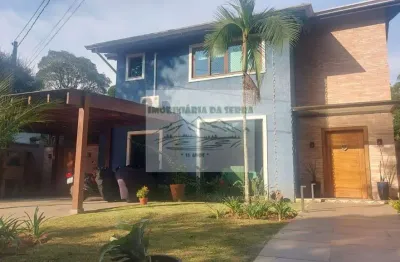 Casa em condomínio fechado na serra da cantareira: 3 suítes, 4 salas, 6 banheiros, lazer completo, 2 vagas de garagem, 220m².