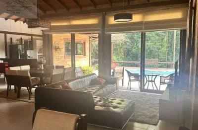 Casa térrea semi-nova em condomínio fechado com 3 quartos e 280m² na serra da cantareira