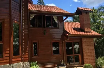 Casa à venda na Serra da Cantareira-SP: 5 quartos, 2 suítes, 2 salas, 5 banheiros, 4 vagas de garagem, 206m² no Residencial Reserva das Hortênsias.