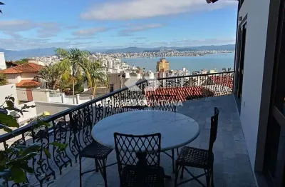 Casa á venda com 4 quartos, sendo 4 suítes, 6 vagas com 350,00m², centro, florianópolis - sc