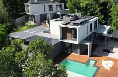 Casa de alto padrão com vista para a pedra grande – 285 m², 3 suítes, piscina aquecida e energia sustentável