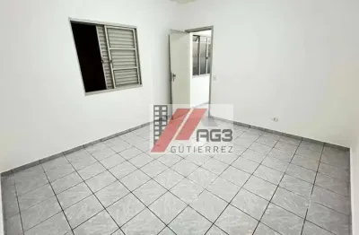 Casa térrea independente com quarto, quintal, sala ampla e cozinha para locação no bairro do limão