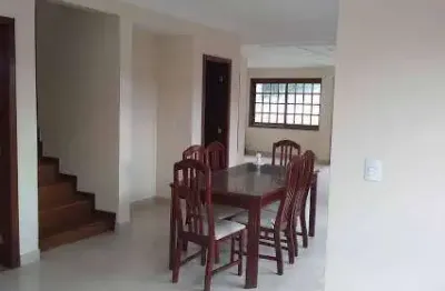 Flamboyant: excelente casa de 03 quartos, quintal frente e fundos