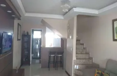 Jóquei: casa com 02 quartos, sendo uma com cama, armário