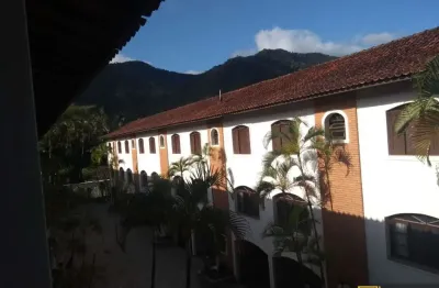 Excelente sobrado mobiliado, com 3 suítes em condomínio, localização privilegiada, a poucos metros da praia