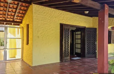Casa na enseada, 03 dormitórios, a poucos passos do mar