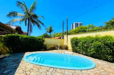 Casa ampla com 03 dormitórios área de lazer com piscina