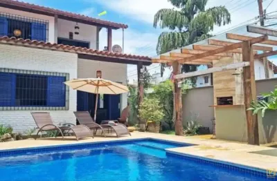 Casa com piscina, e área gourmet com churrasqueira no itaguá