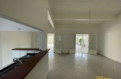 Casa no centro com 03 dormitórios, sendo 01 suíte + edícula com 01 suíte