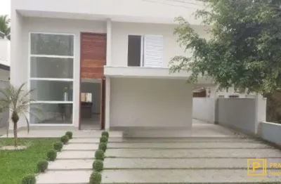 Casa nova em condomínio com 4 suítes, cozinha integrada com a sala, piscina, e churrasqueira.