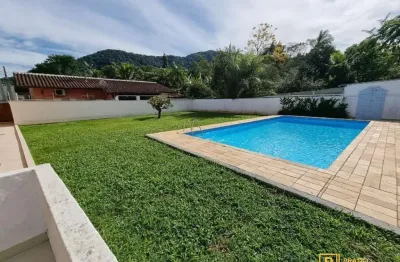 Casa no centro com uma otima localização com 3 quartos com 1 suíte terreno de 700 metros.