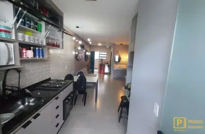 Apartamento na praia das toninhas com 2 dormitorios sendo uma suíte, 2 vagas de garagem