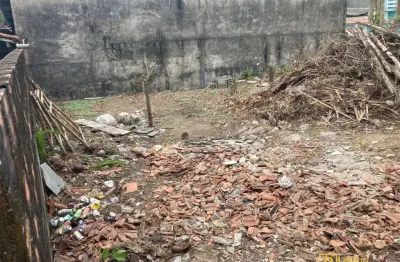Terreno plano e limpo de 224,75 m2 , excelente para ponto comercial , suítes para locações de temporada ou casa própria.