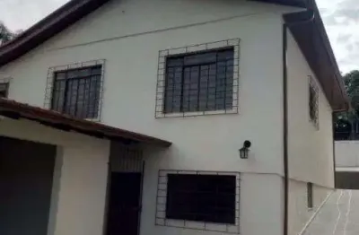Casa com terreno amplo (605m²) e com uma enorme área externa, localizada no bairro pilarzinho (bairro tranquilo e seguro).