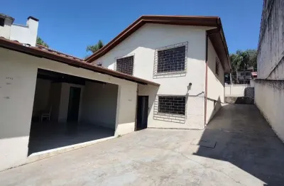 Casa com terreno amplo (605m²) e com uma enorme área externa, localizada no bairro pilarzinho (bairro tranquilo e seguro).