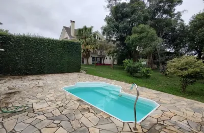 Casa em condomínio de luxo, localizada no bairro são braz em curitiba, com 4 quartos, 6 vagas de garagem e terreno com aproximadamente 1.300 m² de área privativa (maior terreno do condomínio).