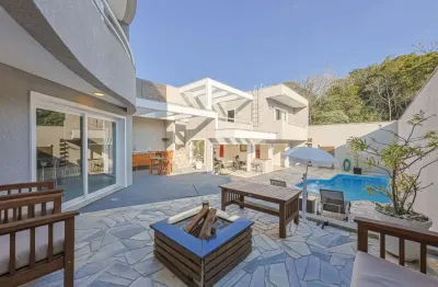 Casa com 3 suítes, piscina, 2 vagas de garagem, no orleans, curitiba/pr
