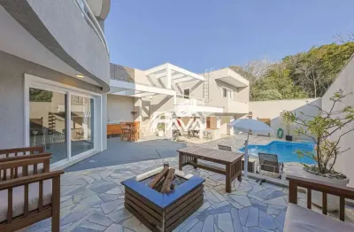 Casa mobiliada com 3 suítes, piscina, 2 vagas de garagem, no orleans, curitiba/pr