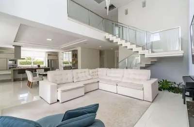 Casa de alto padrão em condomínio fechado – 4 suítes, piscina e lago privativo em piraquara