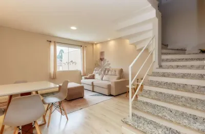 Sobrado triplex com 4 quartos, amplo ático, vagas para até 3 carros.