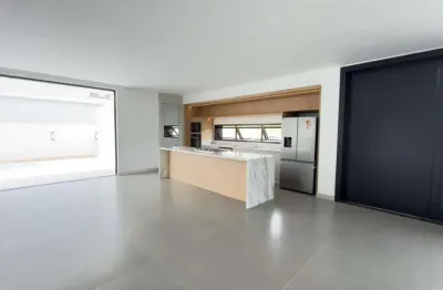 Casa contemporânea em condomínio fechado com 4 suítes e piscina