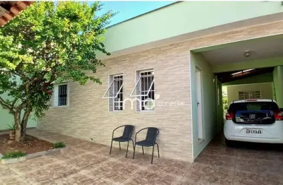 Vende se casa térrea com quintal, 250m² terreno,  no parque centenário, 2 quartos, lavanderia, garagem para 3 autos, aceita financiamento