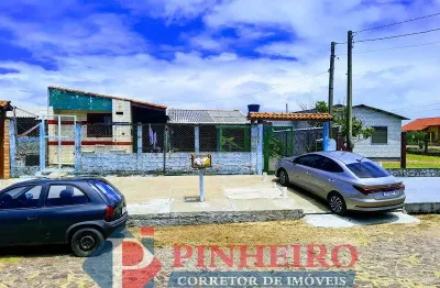 Casa à venda: 3 dormitórios (1 suíte), anexo e a apenas 70m do mar!