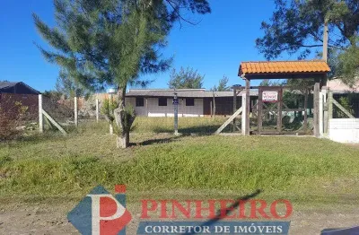 Oportunidade - casa mista com 2 dormitórios, 2 banheiros, escriturada, terreno alto e fechado a apenas 450m do mar