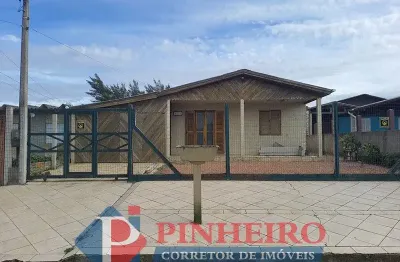 Linda casa de 2 dormitórios a 350m do mar com garagem e área de serviço próxima à avenida principal, mercado e posto de combustível