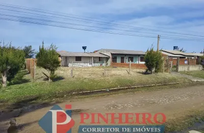 Casa de madeira com 2 dormitórios, a 450m do mar – terreno de esquina