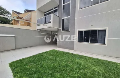 Sobrado, frente para rua com jardim e terraço, terreno com 100m²