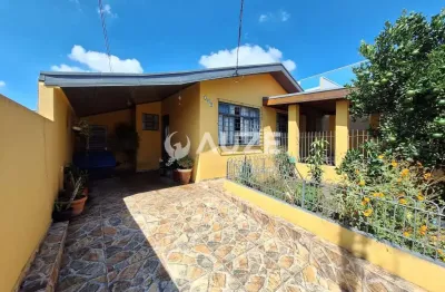 Casa na melhor localização do bairro alto, com amplo terreno.