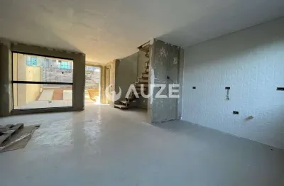 Frente para a rua, com quintal com churrasqueira, suíte com closet e sacada.