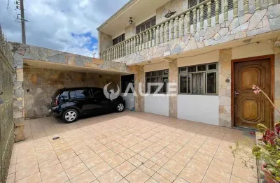 Sobrado de frente para a rua, com excelente metragem e inúmeras possibilidades de personalização.