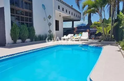 Casa à Venda na Praia Central de Guaratuba – Mobiliada | Piscina | 4 Quadras do Mar
