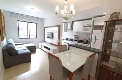 Apê Aconchegante Semimobiliado com planejados na cozinha e banheiros e armários no quarto próximo a