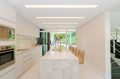 Uma linda e requintada residência em meio a tranquilidade da natureza e com a segurança de um condomínio fechado.