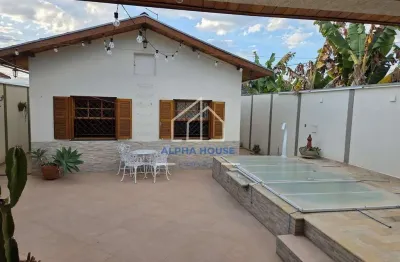 Casa à venda, tabaú, pindamonhangaba, com três dormitórios sendo uma suíte.