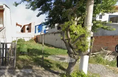 Terreno plano, com 3 lados com casas, escritura já com desmembramento.