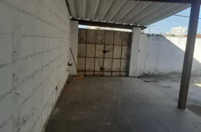 Casa com terreno de 280m2 precisa de reforma, escuta proposta