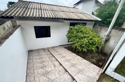 Seu novo lar no costeira: casa com 2 quartos, sala ampla, cozinha funcional e fácil acesso a transp