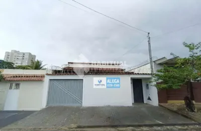 Casa com 2 quartos para alugar no Presidente Roosevelt, Uberlândia  por R$ 2.500