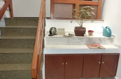 Ótimo sobrado amplo 03 salas 03 dormitórios sendo 01 suíte 04 vagas