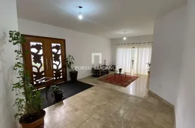 Casa com 3 quartos para alugar na Rua Professor José Nantala Badue, 565, Lagos de Santa Helena, Bragança Paulista