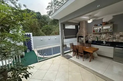 Casa com picina em condomínio, fundos pra mata, completa em planejados e ar condicionado. energia fotovoltaica. churrasqueira. quartos grandes. closet, banheira. ambientes integrados. moderna