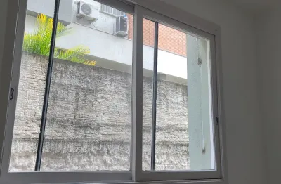 Apartamento localizado a uma quadra do grêmio náutico união. 
